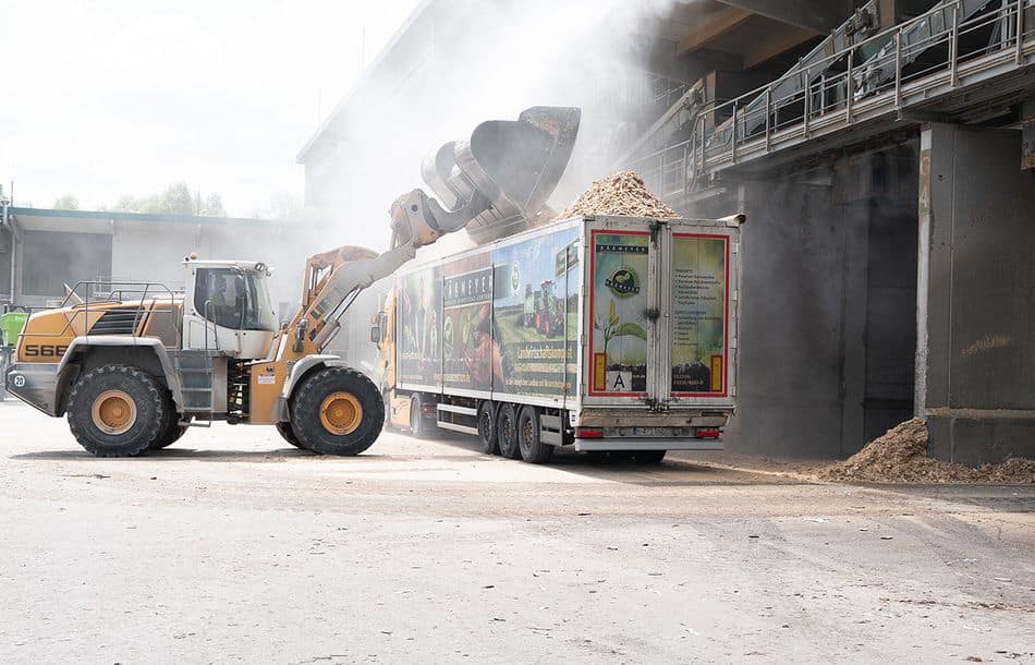 Breitsamer Entsorgung & Recycling uses Untha shredders to turn waste into alternative fuels for the cement industry Breitsamer Entsorgung & Recycling uses Untha shredders to turn waste into alternative fuels for the cement industry